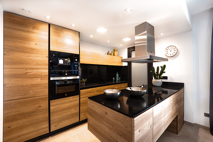 Installation d'une cuisine moderne, mobilier en bois dans un style très contemporain