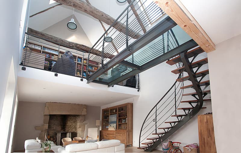 Aménagement de loft atypique, avec mezzanine au charme unique et charpentes apparentes