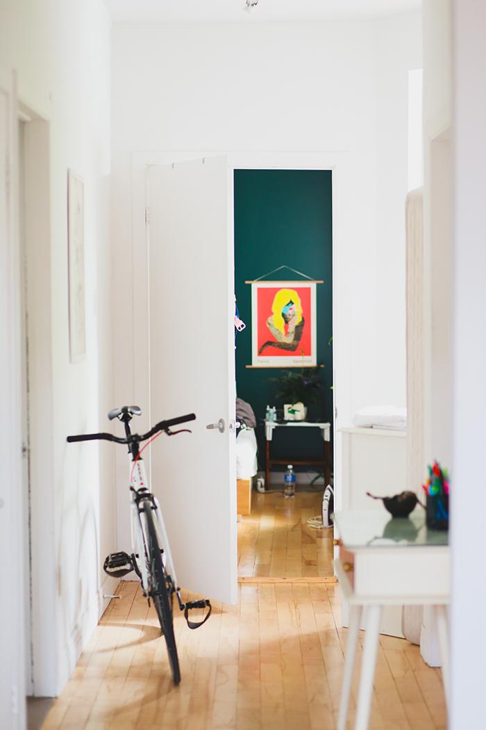 Couloir d'entrée d'un appartement parisien fraîchement rénové