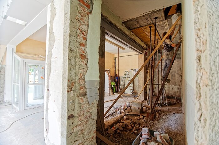 Aménagement d'un espace de salon, dans un logement refait à neuf, gardant ses cloisons en brique et son sol en bétoninstallation-cloison-loft-renovation