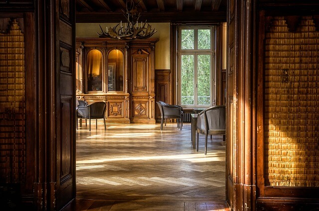 Salon de maison rénovée avec pose de parquet